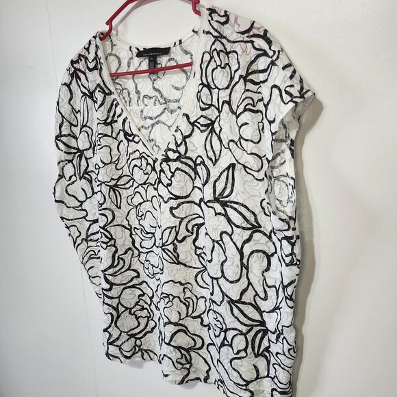 White House Black Market Floral V-Neck Top Women XL Black White Short Sleeve - Picture 2 of 9